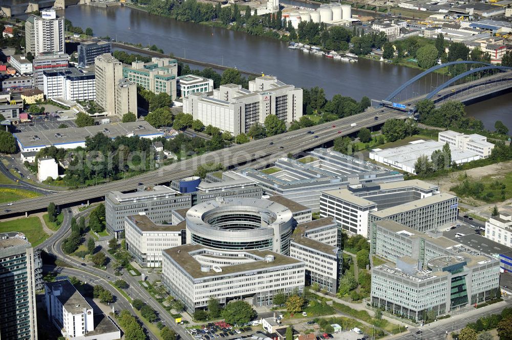 Offenbach from above - Blick auf das Büro- und Geschäftshaus Omega-Haus an der Strahlenbergerstraße 11-17 in 63067 Offenbach. In dem modernen Bürokomolex ist u.a. das Rechenzentrum der HELABA Hessischen Landesbank und eine Niederlassung des Atomenergie- und Reaktoranlagenproduzenten AREVA untergebracht. Eigentümer der Immobilie ist die HVB Immobilien - UniCredit Group. View of the office and business Omega-house at the Strahlenbergerstreet 11-17 in Offenbach.