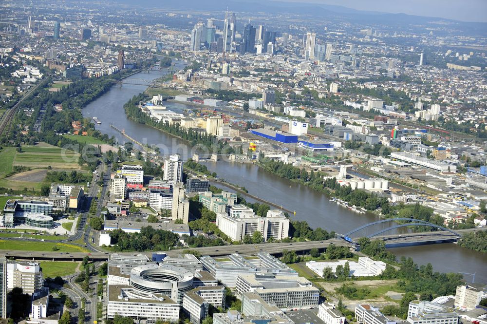 Offenbach from the bird's eye view: Blick auf das Büro- und Geschäftshaus Omega-Haus an der Strahlenbergerstraße 11-17 in 63067 Offenbach. In dem modernen Bürokomolex ist u.a. das Rechenzentrum der HELABA Hessischen Landesbank und eine Niederlassung des Atomenergie- und Reaktoranlagenproduzenten AREVA untergebracht. Eigentümer der Immobilie ist die HVB Immobilien - UniCredit Group. View of the office and business Omega-house at the Strahlenbergerstreet 11-17 in Offenbach.