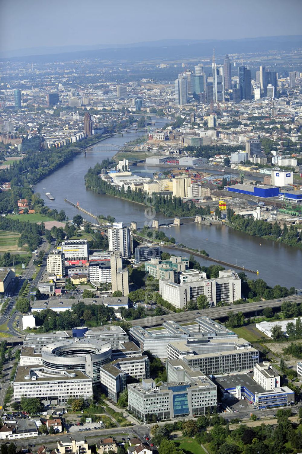 Aerial image Offenbach - Blick auf das Büro- und Geschäftshaus Omega-Haus an der Strahlenbergerstraße 11-17 in 63067 Offenbach. In dem modernen Bürokomolex ist u.a. das Rechenzentrum der HELABA Hessischen Landesbank und eine Niederlassung des Atomenergie- und Reaktoranlagenproduzenten AREVA untergebracht. Eigentümer der Immobilie ist die HVB Immobilien - UniCredit Group. View of the office and business Omega-house at the Strahlenbergerstreet 11-17 in Offenbach.