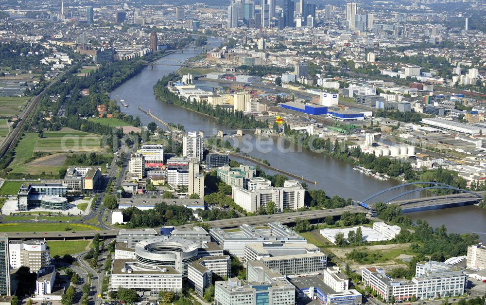 Aerial photograph Offenbach - Blick auf das Büro- und Geschäftshaus Omega-Haus an der Strahlenbergerstraße 11-17 in 63067 Offenbach. In dem modernen Bürokomolex ist u.a. das Rechenzentrum der HELABA Hessischen Landesbank und eine Niederlassung des Atomenergie- und Reaktoranlagenproduzenten AREVA untergebracht. Eigentümer der Immobilie ist die HVB Immobilien - UniCredit Group. View of the office and business Omega-house at the Strahlenbergerstreet 11-17 in Offenbach.