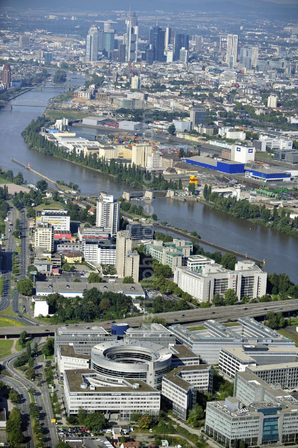 Offenbach from above - Blick auf das Büro- und Geschäftshaus Omega-Haus an der Strahlenbergerstraße 11-17 in 63067 Offenbach. In dem modernen Bürokomolex ist u.a. das Rechenzentrum der HELABA Hessischen Landesbank und eine Niederlassung des Atomenergie- und Reaktoranlagenproduzenten AREVA untergebracht. Eigentümer der Immobilie ist die HVB Immobilien - UniCredit Group. View of the office and business Omega-house at the Strahlenbergerstreet 11-17 in Offenbach.