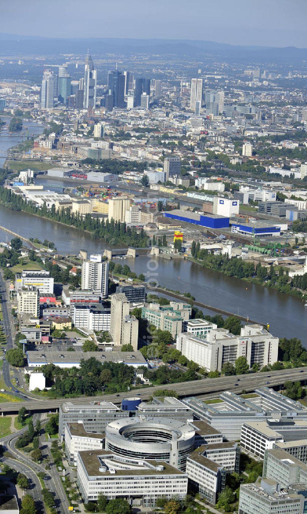 Offenbach from the bird's eye view: Blick auf das Büro- und Geschäftshaus Omega-Haus an der Strahlenbergerstraße 11-17 in 63067 Offenbach. In dem modernen Bürokomolex ist u.a. das Rechenzentrum der HELABA Hessischen Landesbank und eine Niederlassung des Atomenergie- und Reaktoranlagenproduzenten AREVA untergebracht. Eigentümer der Immobilie ist die HVB Immobilien - UniCredit Group. View of the office and business Omega-house at the Strahlenbergerstreet 11-17 in Offenbach.