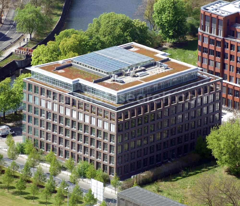 Berlin from the bird's eye view: Blick auf das Büro- und Geschäftshaus Palais am Tiergarten am Reichspietschufer 86-90 in Berlin-Mitte. View of the office and business building Palais am Tiergarten at the Reichspietschufer 86-90 in Berlin-Mitte.