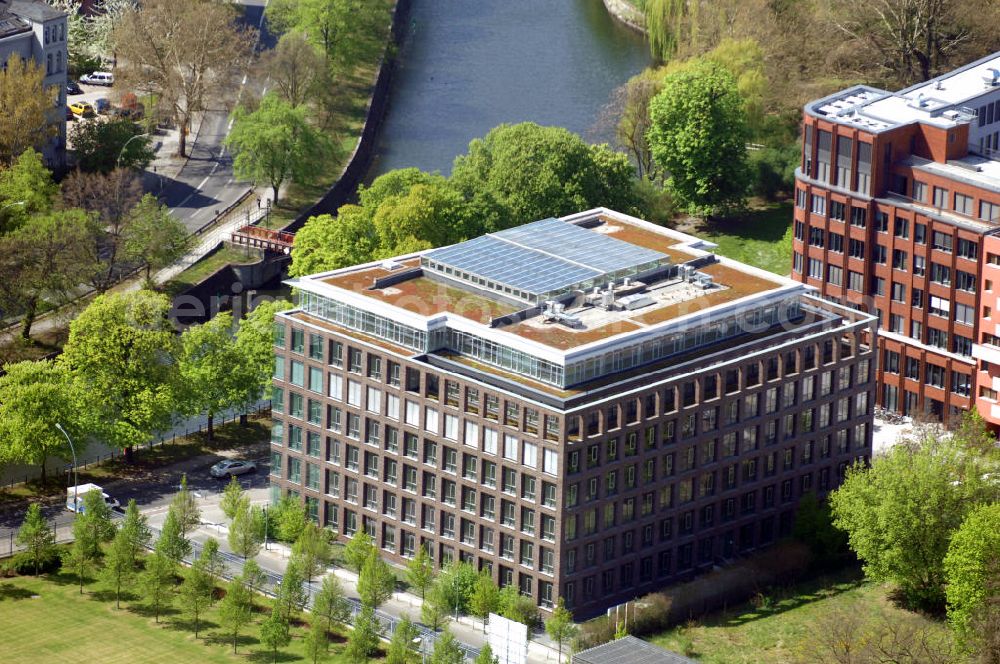 Aerial image Berlin - Blick auf das Büro- und Geschäftshaus Palais am Tiergarten am Reichspietschufer 86-90 in Berlin-Mitte. View of the office and business building Palais am Tiergarten at the Reichspietschufer 86-90 in Berlin-Mitte.