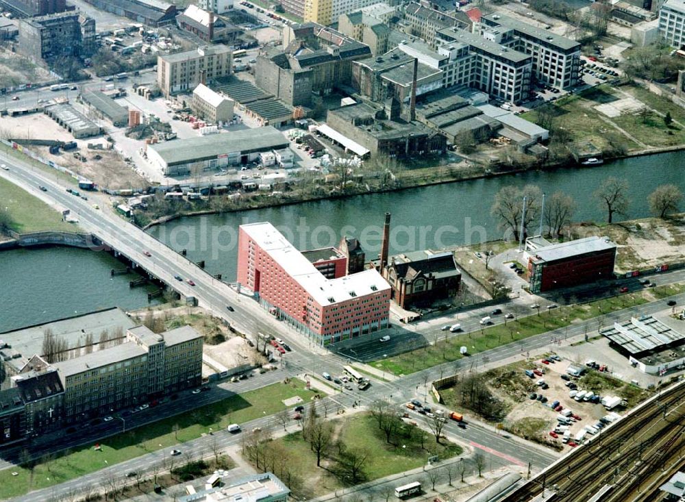 Berlin - Friedrichshain from the bird's eye view: Büro- und Geschäftshaus Schillingbrückenkopf an der Schillingbrücke / Ecke Holzmarktstraße 34 (am Ostbahnhof) in Berlin - Friedrichshain. Ein Projekt der OMG c/o. Frau Humpelmeier, Ekkehardtstraße 26 in 85630 Grasbrunn (089-4564080).