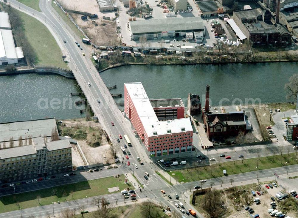 Aerial image Berlin - Friedrichshain - Büro- und Geschäftshaus Schillingbrückenkopf an der Schillingbrücke / Ecke Holzmarktstraße 34 (am Ostbahnhof) in Berlin - Friedrichshain. Ein Projekt der OMG c/o. Frau Humpelmeier, Ekkehardtstraße 26 in 85630 Grasbrunn (089-4564080).