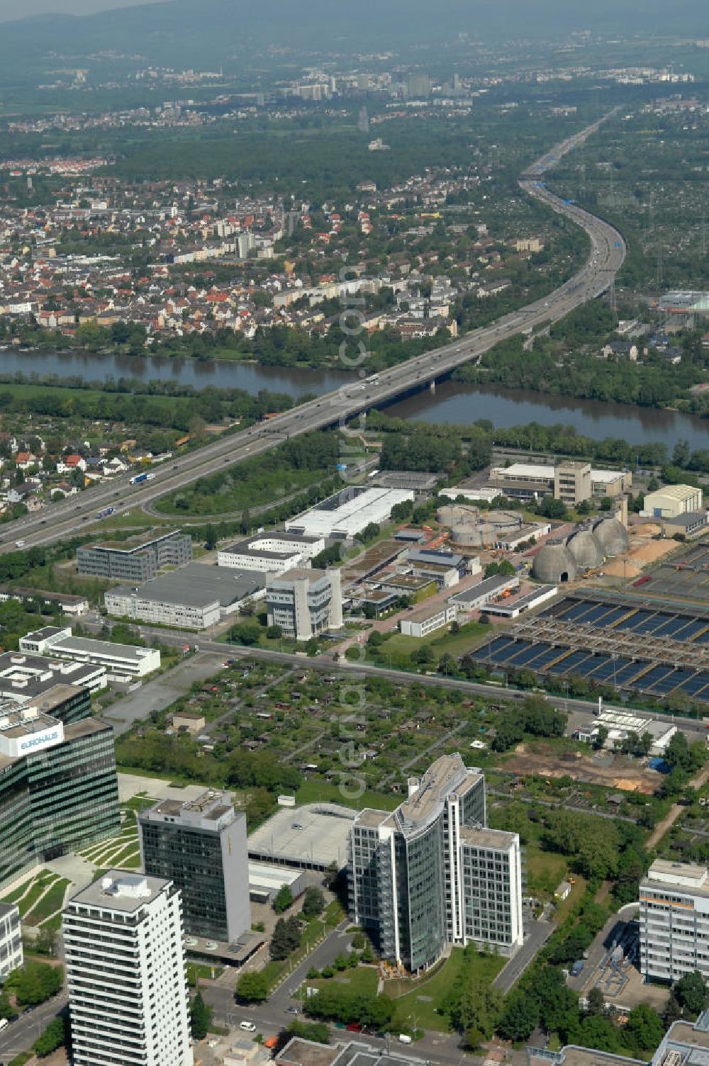 Aerial image Frankfurt am Main - Blick auf das Büro- und Geschäftshaus Sigma an der Lyoner Straße 20 in Frankfurt-Niederrad an der A5. Eigentümer des modernen Hochhauses ist die Internationales Immobilien- Institut GmbH iii , ein Tochterunternehmen der HypoVereinsbank AG. View of the skyscraper Sigma in the Lyon Road 20 in Frankfurt-Niederrad on the A5. Ownership of the modern office building is the International Real Estate Institute iii , a subsidiary of HypoVereinsbank AG.