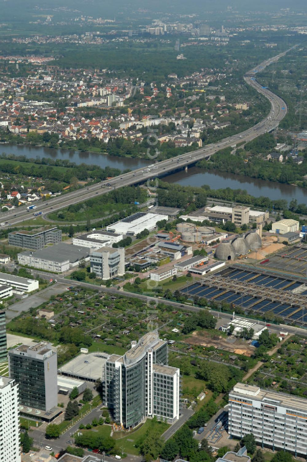 Aerial photograph Frankfurt am Main - Blick auf das Büro- und Geschäftshaus Sigma an der Lyoner Straße 20 in Frankfurt-Niederrad an der A5. Eigentümer des modernen Hochhauses ist die Internationales Immobilien- Institut GmbH iii , ein Tochterunternehmen der HypoVereinsbank AG. View of the skyscraper Sigma in the Lyon Road 20 in Frankfurt-Niederrad on the A5. Ownership of the modern office building is the International Real Estate Institute iii , a subsidiary of HypoVereinsbank AG.