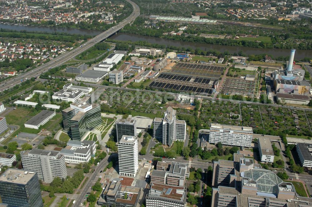 Frankfurt am Main from the bird's eye view: Blick auf das Büro- und Geschäftshaus Sigma an der Lyoner Straße 20 in Frankfurt-Niederrad an der A5. Eigentümer des modernen Hochhauses ist die Internationales Immobilien- Institut GmbH iii , ein Tochterunternehmen der HypoVereinsbank AG. View of the skyscraper Sigma in the Lyon Road 20 in Frankfurt-Niederrad on the A5. Ownership of the modern office building is the International Real Estate Institute iii , a subsidiary of HypoVereinsbank AG.