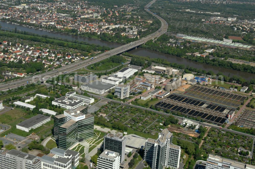 Aerial image Frankfurt am Main - Blick auf das Büro- und Geschäftshaus Sigma an der Lyoner Straße 20 in Frankfurt-Niederrad an der A5. Eigentümer des modernen Hochhauses ist die Internationales Immobilien- Institut GmbH iii , ein Tochterunternehmen der HypoVereinsbank AG. View of the skyscraper Sigma in the Lyon Road 20 in Frankfurt-Niederrad on the A5. Ownership of the modern office building is the International Real Estate Institute iii , a subsidiary of HypoVereinsbank AG.