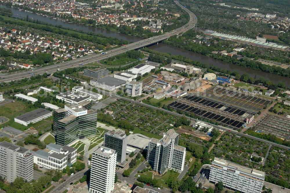 Aerial photograph Frankfurt am Main - Blick auf das Büro- und Geschäftshaus Sigma an der Lyoner Straße 20 in Frankfurt-Niederrad an der A5. Eigentümer des modernen Hochhauses ist die Internationales Immobilien- Institut GmbH iii , ein Tochterunternehmen der HypoVereinsbank AG. View of the skyscraper Sigma in the Lyon Road 20 in Frankfurt-Niederrad on the A5. Ownership of the modern office building is the International Real Estate Institute iii , a subsidiary of HypoVereinsbank AG.