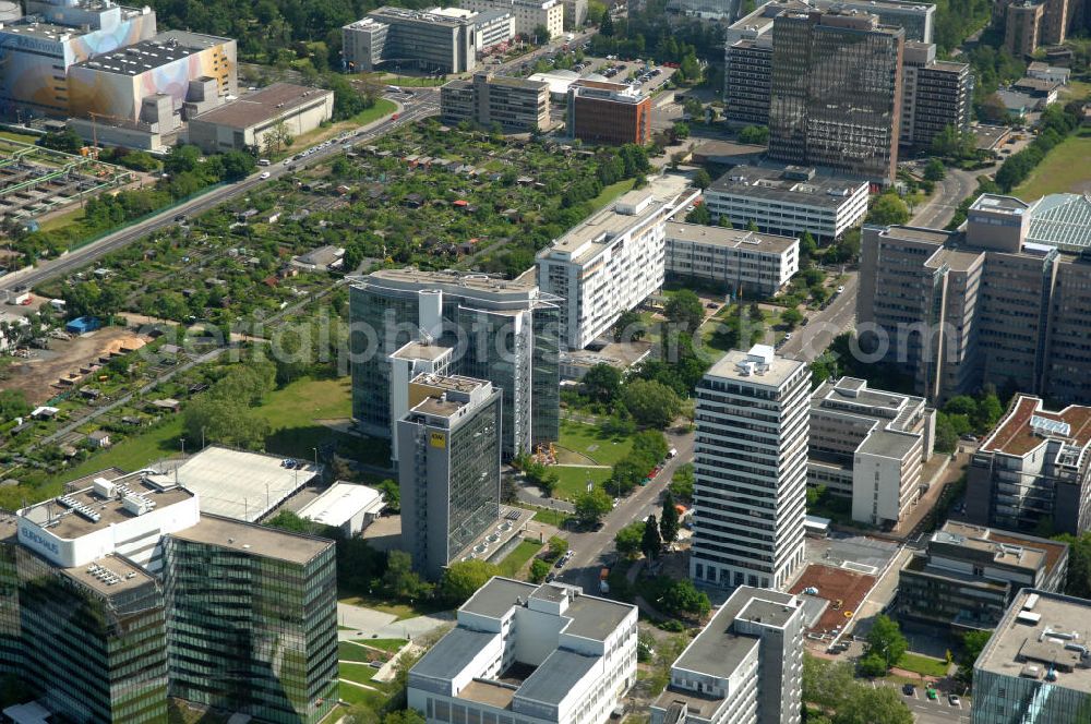 Frankfurt am Main from above - Blick auf das Büro- und Geschäftshaus Sigma an der Lyoner Straße 20 in Frankfurt-Niederrad an der A5. Eigentümer des modernen Hochhauses ist die Internationales Immobilien- Institut GmbH iii , ein Tochterunternehmen der HypoVereinsbank AG. View of the skyscraper Sigma in the Lyon Road 20 in Frankfurt-Niederrad on the A5. Ownership of the modern office building is the International Real Estate Institute iii , a subsidiary of HypoVereinsbank AG.