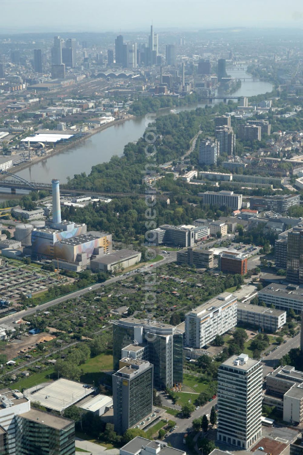 Frankfurt am Main from the bird's eye view: Blick auf das Büro- und Geschäftshaus Sigma an der Lyoner Straße 20 in Frankfurt-Niederrad an der A5. Eigentümer des modernen Hochhauses ist die Internationales Immobilien- Institut GmbH iii , ein Tochterunternehmen der HypoVereinsbank AG. View of the skyscraper Sigma in the Lyon Road 20 in Frankfurt-Niederrad on the A5. Ownership of the modern office building is the International Real Estate Institute iii , a subsidiary of HypoVereinsbank AG.