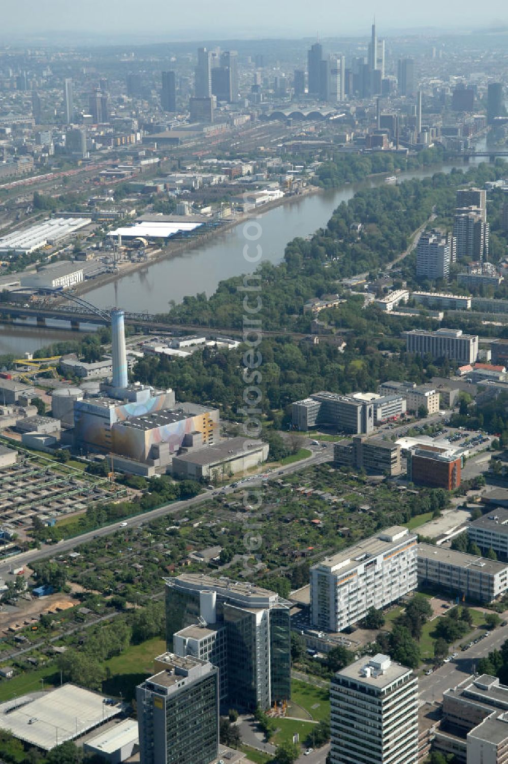 Aerial image Frankfurt am Main - Blick auf das Büro- und Geschäftshaus Sigma an der Lyoner Straße 20 in Frankfurt-Niederrad an der A5. Eigentümer des modernen Hochhauses ist die Internationales Immobilien- Institut GmbH iii , ein Tochterunternehmen der HypoVereinsbank AG. View of the skyscraper Sigma in the Lyon Road 20 in Frankfurt-Niederrad on the A5. Ownership of the modern office building is the International Real Estate Institute iii , a subsidiary of HypoVereinsbank AG.