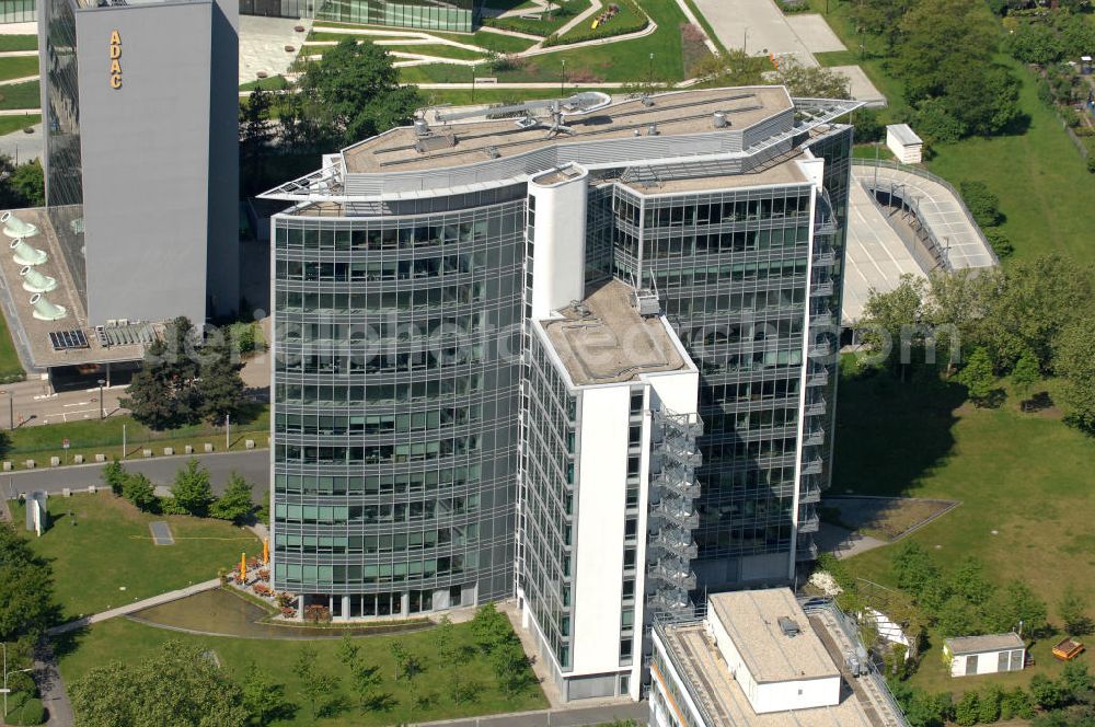 Frankfurt am Main from above - Blick auf das Büro- und Geschäftshaus Sigma an der Lyoner Straße 20 in Frankfurt-Niederrad an der A5. Eigentümer des modernen Hochhauses ist die Internationales Immobilien- Institut GmbH iii , ein Tochterunternehmen der HypoVereinsbank AG. View of the skyscraper Sigma in the Lyon Road 20 in Frankfurt-Niederrad on the A5. Ownership of the modern office building is the International Real Estate Institute iii , a subsidiary of HypoVereinsbank AG.