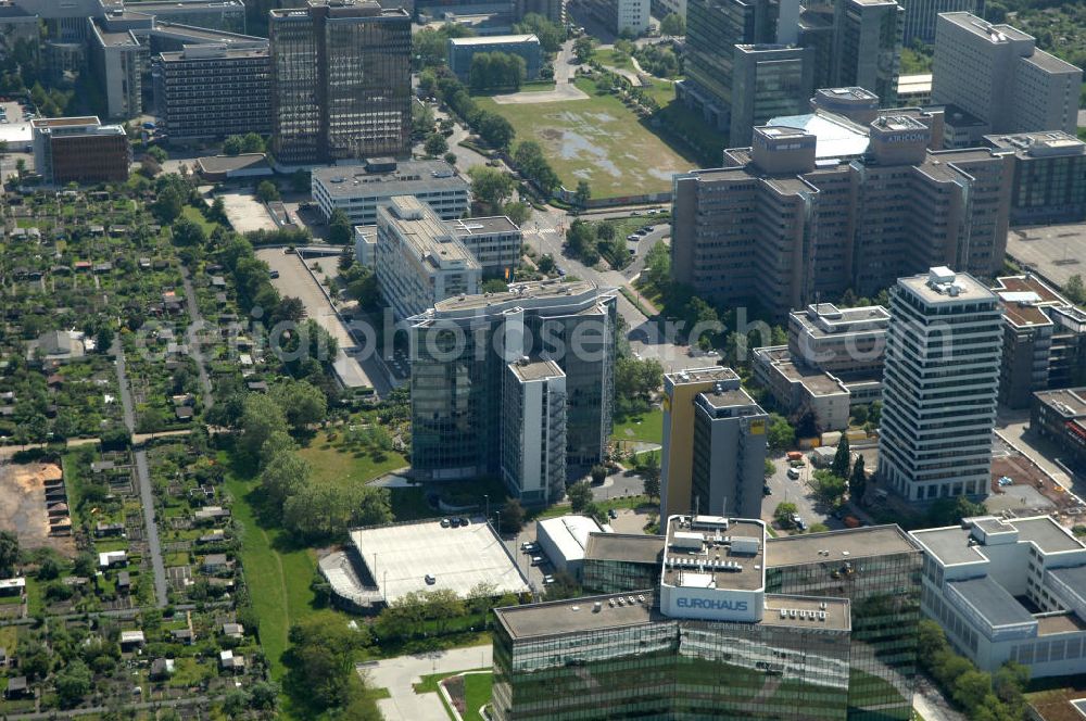 Aerial image Frankfurt am Main - Blick auf das Büro- und Geschäftshaus Sigma an der Lyoner Straße 20 in Frankfurt-Niederrad an der A5. Eigentümer des modernen Hochhauses ist die Internationales Immobilien- Institut GmbH iii , ein Tochterunternehmen der HypoVereinsbank AG. View of the skyscraper Sigma in the Lyon Road 20 in Frankfurt-Niederrad on the A5. Ownership of the modern office building is the International Real Estate Institute iii , a subsidiary of HypoVereinsbank AG.