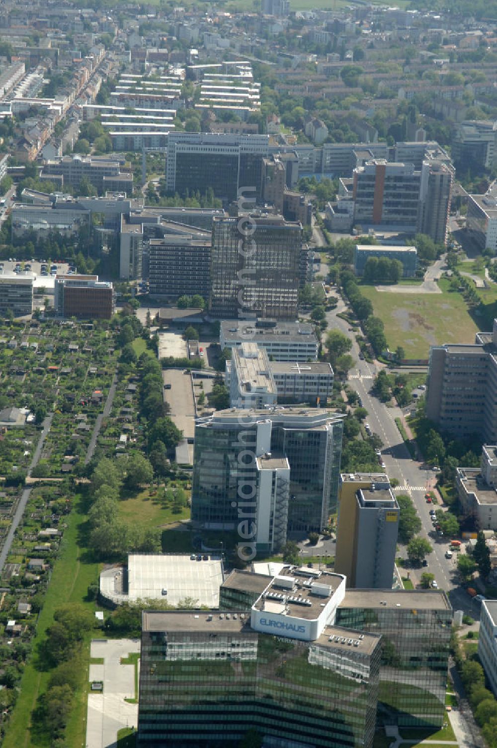 Aerial photograph Frankfurt am Main - Blick auf das Büro- und Geschäftshaus Sigma an der Lyoner Straße 20 in Frankfurt-Niederrad an der A5. Eigentümer des modernen Hochhauses ist die Internationales Immobilien- Institut GmbH iii , ein Tochterunternehmen der HypoVereinsbank AG. View of the skyscraper Sigma in the Lyon Road 20 in Frankfurt-Niederrad on the A5. Ownership of the modern office building is the International Real Estate Institute iii , a subsidiary of HypoVereinsbank AG.