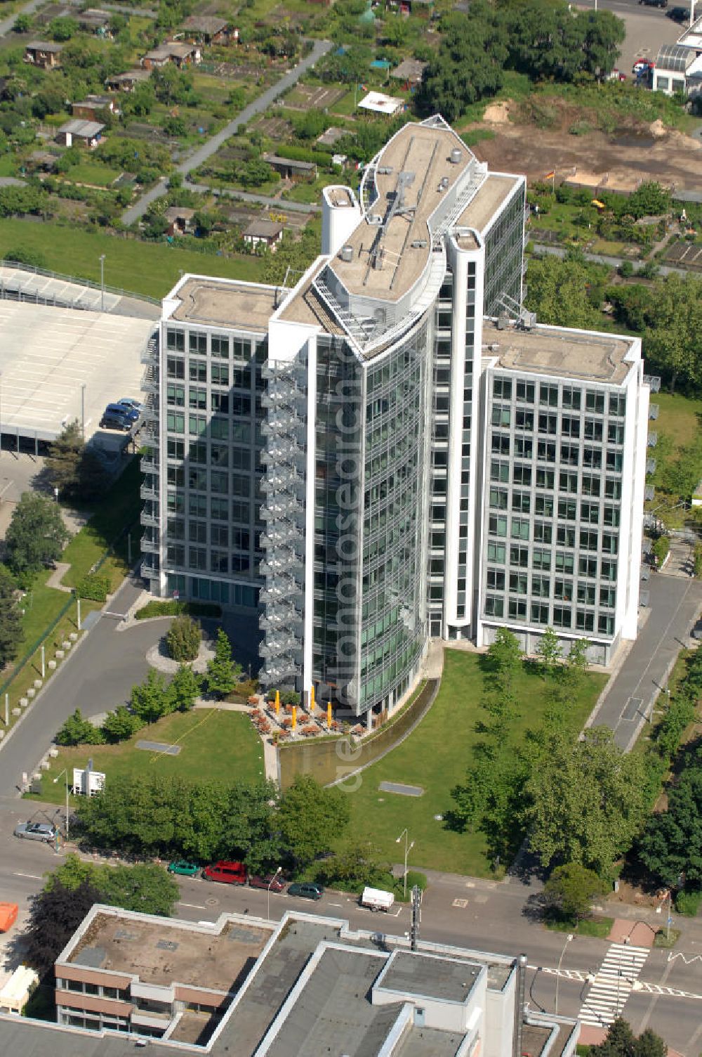 Frankfurt am Main from the bird's eye view: Blick auf das Büro- und Geschäftshaus Sigma an der Lyoner Straße 20 in Frankfurt-Niederrad an der A5. Eigentümer des modernen Hochhauses ist die Internationales Immobilien- Institut GmbH iii , ein Tochterunternehmen der HypoVereinsbank AG. View of the skyscraper Sigma in the Lyon Road 20 in Frankfurt-Niederrad on the A5. Ownership of the modern office building is the International Real Estate Institute iii , a subsidiary of HypoVereinsbank AG.