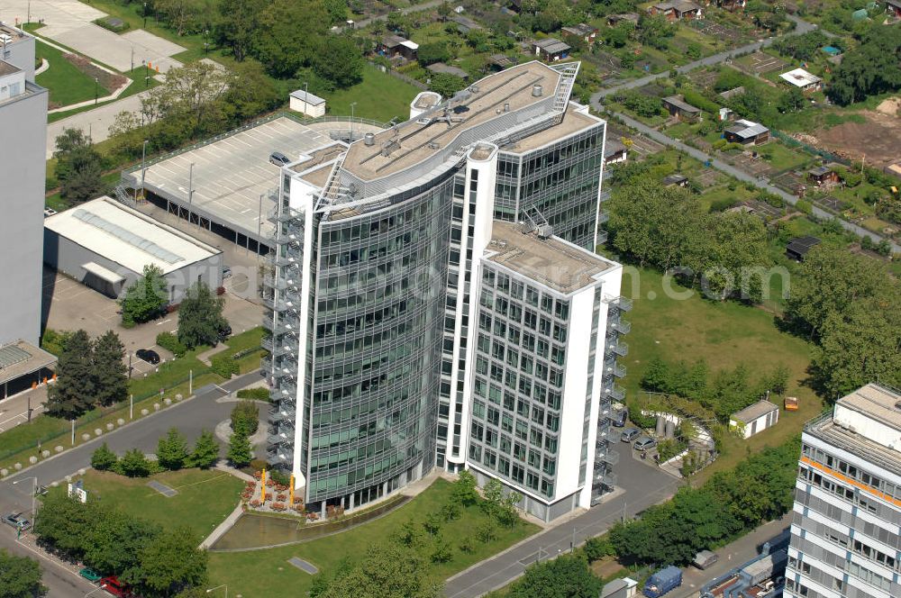 Aerial image Frankfurt am Main - Blick auf das Büro- und Geschäftshaus Sigma an der Lyoner Straße 20 in Frankfurt-Niederrad an der A5. Eigentümer des modernen Hochhauses ist die Internationales Immobilien- Institut GmbH iii , ein Tochterunternehmen der HypoVereinsbank AG. View of the skyscraper Sigma in the Lyon Road 20 in Frankfurt-Niederrad on the A5. Ownership of the modern office building is the International Real Estate Institute iii , a subsidiary of HypoVereinsbank AG.