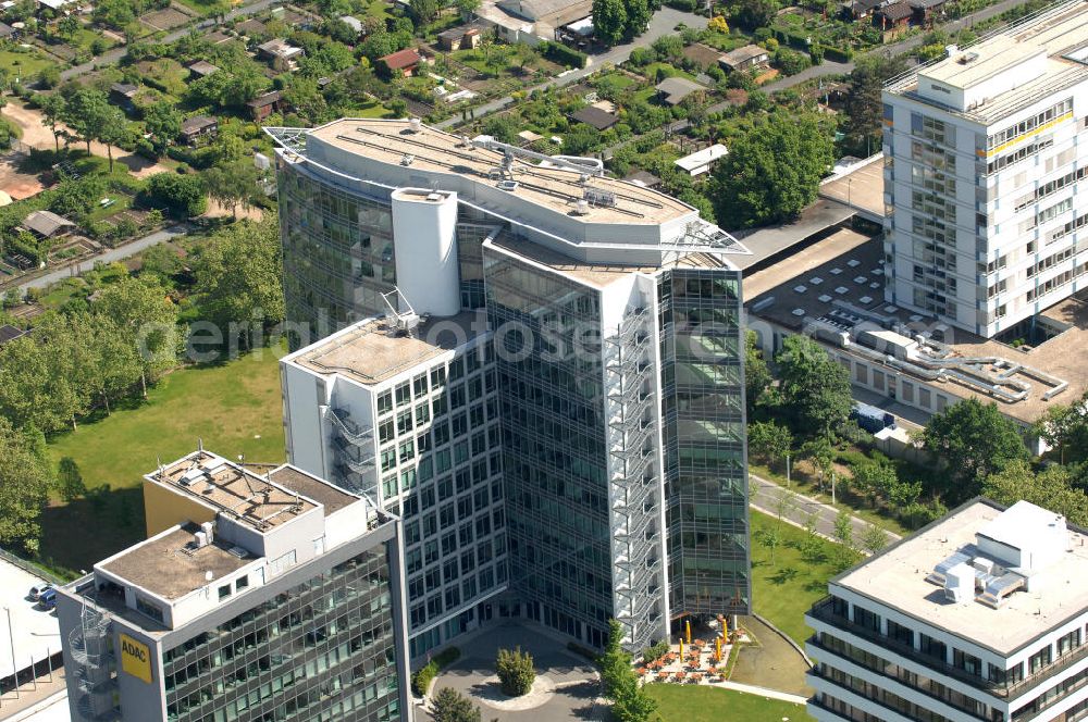 Frankfurt am Main from above - Blick auf das Büro- und Geschäftshaus Sigma an der Lyoner Straße 20 in Frankfurt-Niederrad an der A5. Eigentümer des modernen Hochhauses ist die Internationales Immobilien- Institut GmbH iii , ein Tochterunternehmen der HypoVereinsbank AG. View of the skyscraper Sigma in the Lyon Road 20 in Frankfurt-Niederrad on the A5. Ownership of the modern office building is the International Real Estate Institute iii , a subsidiary of HypoVereinsbank AG.