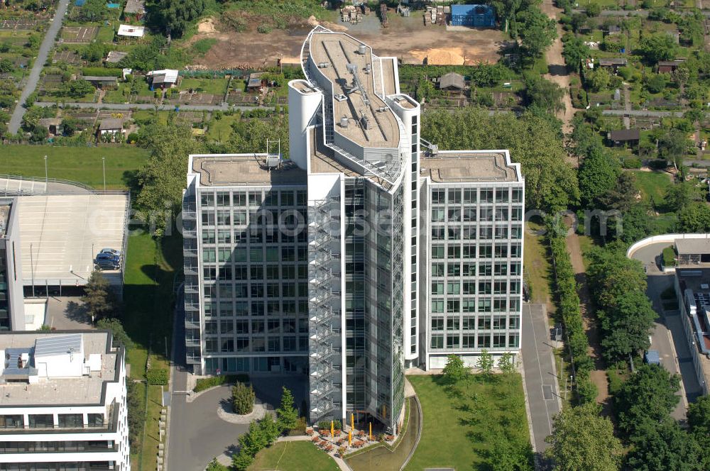 Frankfurt am Main from the bird's eye view: Blick auf das Büro- und Geschäftshaus Sigma an der Lyoner Straße 20 in Frankfurt-Niederrad an der A5. Eigentümer des modernen Hochhauses ist die Internationales Immobilien- Institut GmbH iii , ein Tochterunternehmen der HypoVereinsbank AG. View of the skyscraper Sigma in the Lyon Road 20 in Frankfurt-Niederrad on the A5. Ownership of the modern office building is the International Real Estate Institute iii , a subsidiary of HypoVereinsbank AG.