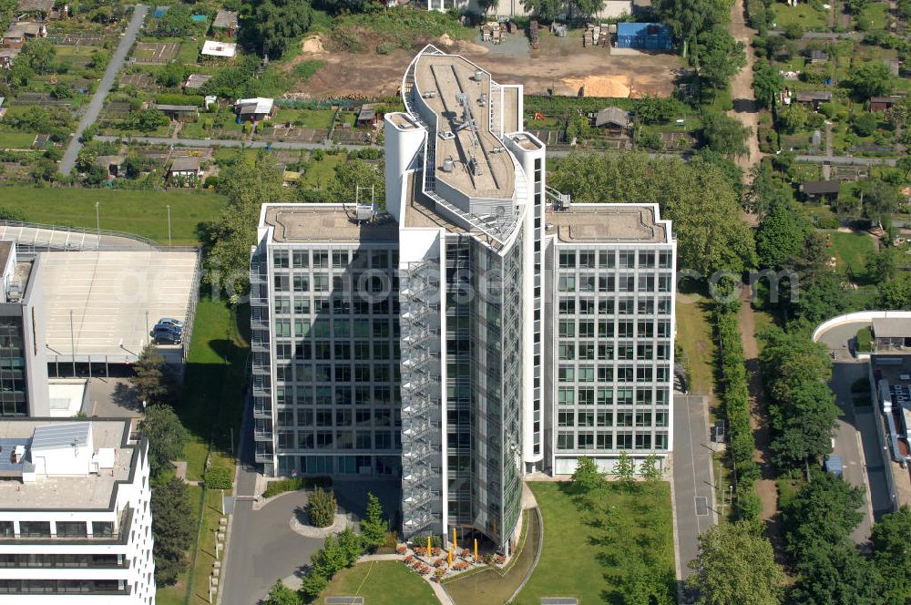 Aerial image Frankfurt am Main - Blick auf das Büro- und Geschäftshaus Sigma an der Lyoner Straße 20 in Frankfurt-Niederrad an der A5. Eigentümer des modernen Hochhauses ist die Internationales Immobilien- Institut GmbH iii , ein Tochterunternehmen der HypoVereinsbank AG. View of the skyscraper Sigma in the Lyon Road 20 in Frankfurt-Niederrad on the A5. Ownership of the modern office building is the International Real Estate Institute iii , a subsidiary of HypoVereinsbank AG.