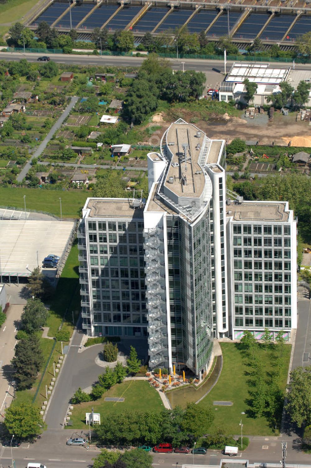 Aerial photograph Frankfurt am Main - Blick auf das Büro- und Geschäftshaus Sigma an der Lyoner Straße 20 in Frankfurt-Niederrad an der A5. Eigentümer des modernen Hochhauses ist die Internationales Immobilien- Institut GmbH iii , ein Tochterunternehmen der HypoVereinsbank AG. View of the skyscraper Sigma in the Lyon Road 20 in Frankfurt-Niederrad on the A5. Ownership of the modern office building is the International Real Estate Institute iii , a subsidiary of HypoVereinsbank AG.