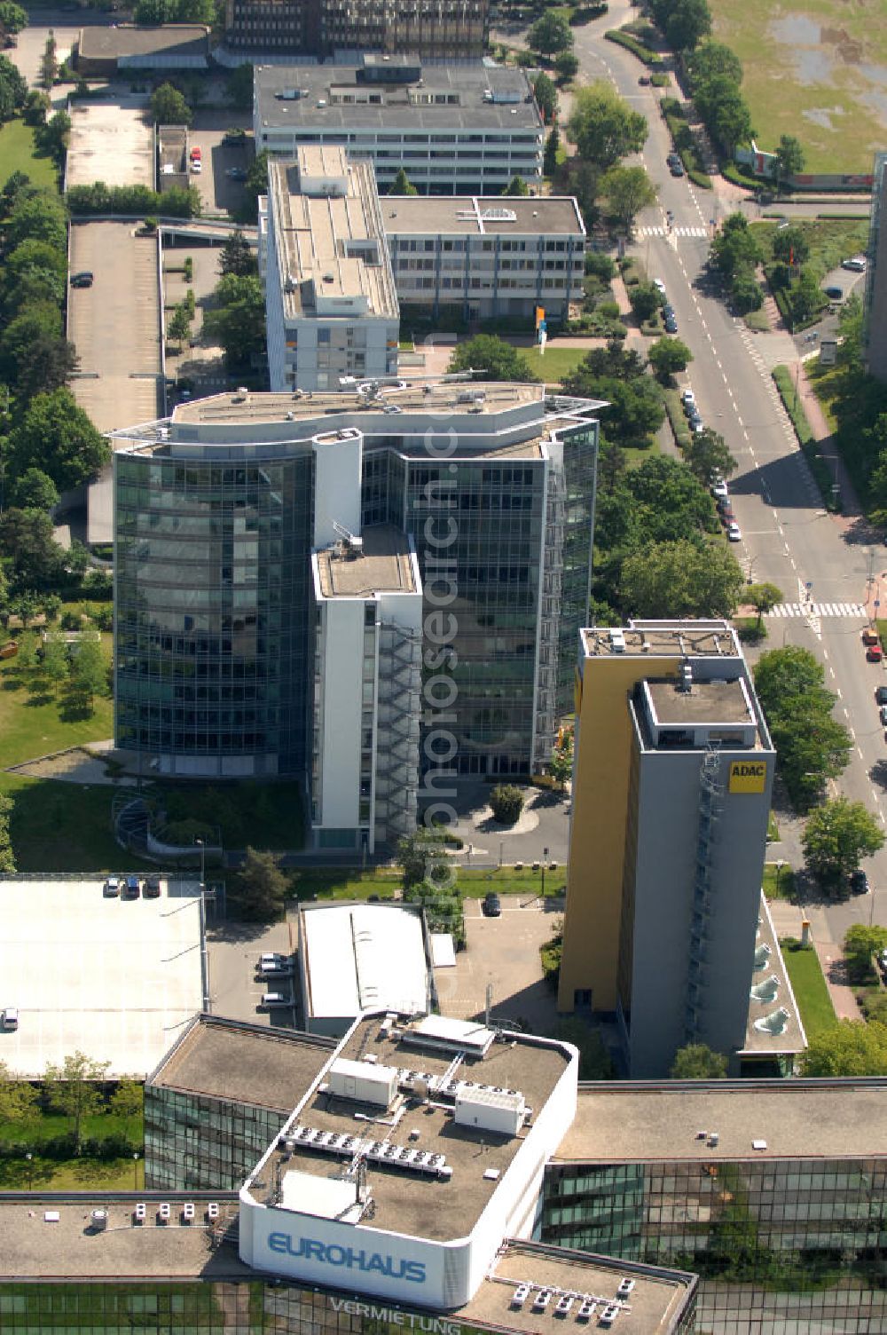 Frankfurt am Main from above - Blick auf das Büro- und Geschäftshaus Sigma an der Lyoner Straße 20 in Frankfurt-Niederrad an der A5. Eigentümer des modernen Hochhauses ist die Internationales Immobilien- Institut GmbH iii , ein Tochterunternehmen der HypoVereinsbank AG. View of the skyscraper Sigma in the Lyon Road 20 in Frankfurt-Niederrad on the A5. Ownership of the modern office building is the International Real Estate Institute iii , a subsidiary of HypoVereinsbank AG.