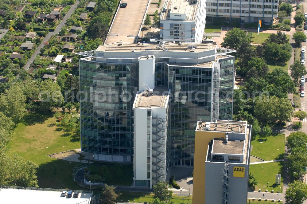 Frankfurt am Main from the bird's eye view: Blick auf das Büro- und Geschäftshaus Sigma an der Lyoner Straße 20 in Frankfurt-Niederrad an der A5. Eigentümer des modernen Hochhauses ist die Internationales Immobilien- Institut GmbH iii , ein Tochterunternehmen der HypoVereinsbank AG. View of the skyscraper Sigma in the Lyon Road 20 in Frankfurt-Niederrad on the A5. Ownership of the modern office building is the International Real Estate Institute iii , a subsidiary of HypoVereinsbank AG.