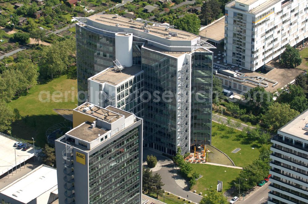 Aerial image Frankfurt am Main - Blick auf das Büro- und Geschäftshaus Sigma an der Lyoner Straße 20 in Frankfurt-Niederrad an der A5. Eigentümer des modernen Hochhauses ist die Internationales Immobilien- Institut GmbH iii , ein Tochterunternehmen der HypoVereinsbank AG. View of the skyscraper Sigma in the Lyon Road 20 in Frankfurt-Niederrad on the A5. Ownership of the modern office building is the International Real Estate Institute iii , a subsidiary of HypoVereinsbank AG.