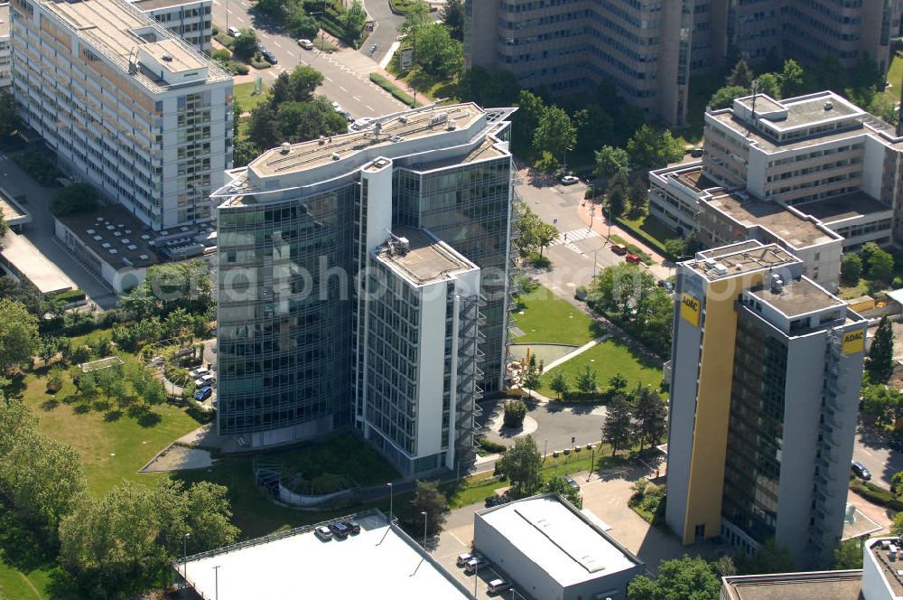 Frankfurt am Main from above - Blick auf das Büro- und Geschäftshaus Sigma an der Lyoner Straße 20 in Frankfurt-Niederrad an der A5. Eigentümer des modernen Hochhauses ist die Internationales Immobilien- Institut GmbH iii , ein Tochterunternehmen der HypoVereinsbank AG. View of the skyscraper Sigma in the Lyon Road 20 in Frankfurt-Niederrad on the A5. Ownership of the modern office building is the International Real Estate Institute iii , a subsidiary of HypoVereinsbank AG.