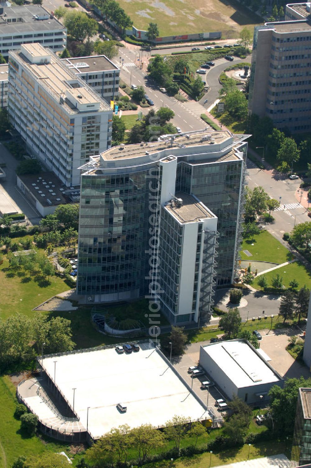 Frankfurt am Main from the bird's eye view: Blick auf das Büro- und Geschäftshaus Sigma an der Lyoner Straße 20 in Frankfurt-Niederrad an der A5. Eigentümer des modernen Hochhauses ist die Internationales Immobilien- Institut GmbH iii , ein Tochterunternehmen der HypoVereinsbank AG. View of the skyscraper Sigma in the Lyon Road 20 in Frankfurt-Niederrad on the A5. Ownership of the modern office building is the International Real Estate Institute iii , a subsidiary of HypoVereinsbank AG.