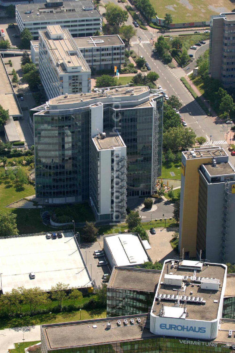 Aerial image Frankfurt am Main - Blick auf das Büro- und Geschäftshaus Sigma an der Lyoner Straße 20 in Frankfurt-Niederrad an der A5. Eigentümer des modernen Hochhauses ist die Internationales Immobilien- Institut GmbH iii , ein Tochterunternehmen der HypoVereinsbank AG. View of the skyscraper Sigma in the Lyon Road 20 in Frankfurt-Niederrad on the A5. Ownership of the modern office building is the International Real Estate Institute iii , a subsidiary of HypoVereinsbank AG.