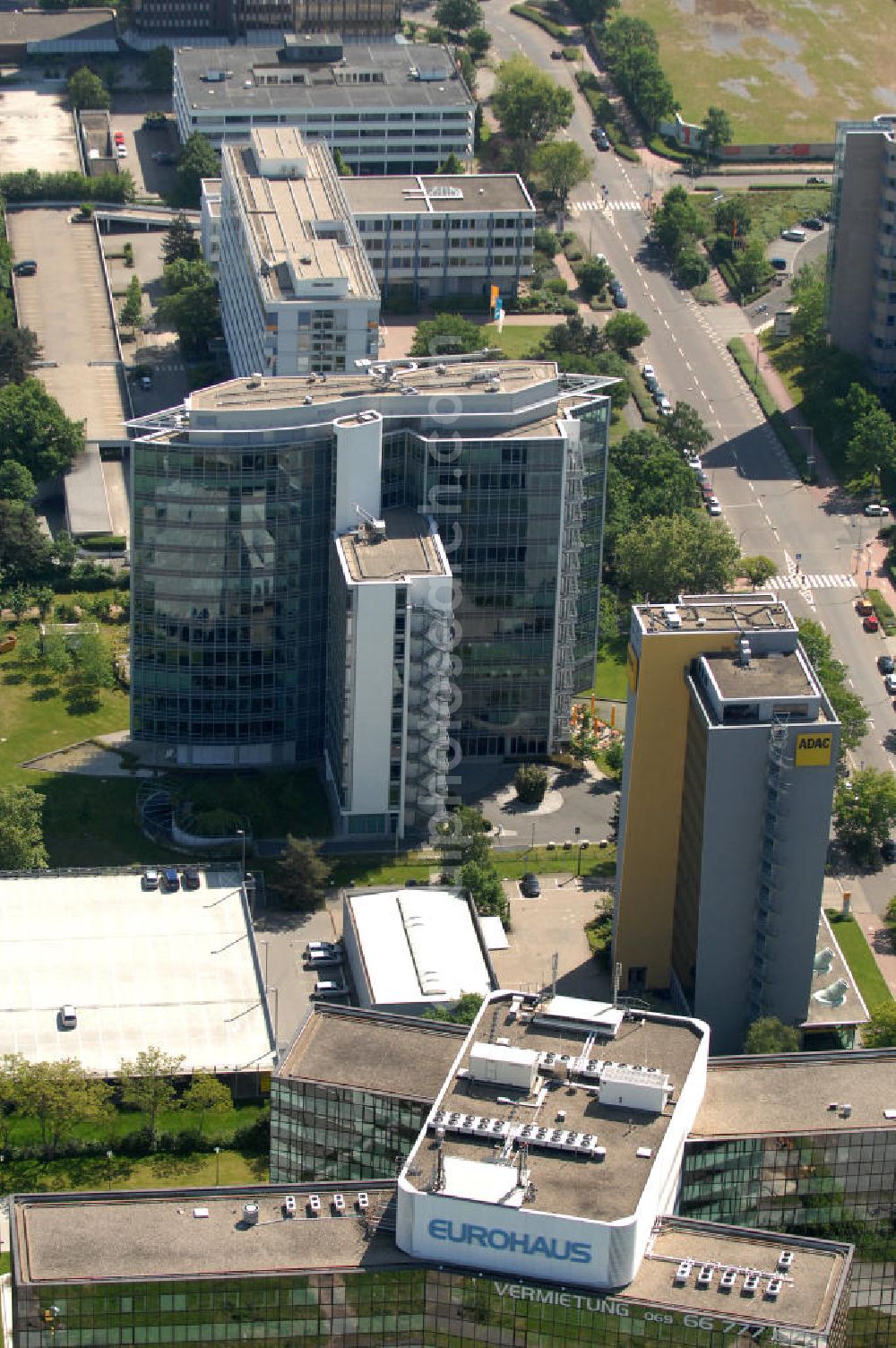 Aerial photograph Frankfurt am Main - Blick auf das Büro- und Geschäftshaus Sigma an der Lyoner Straße 20 in Frankfurt-Niederrad an der A5. Eigentümer des modernen Hochhauses ist die Internationales Immobilien- Institut GmbH iii , ein Tochterunternehmen der HypoVereinsbank AG. View of the skyscraper Sigma in the Lyon Road 20 in Frankfurt-Niederrad on the A5. Ownership of the modern office building is the International Real Estate Institute iii , a subsidiary of HypoVereinsbank AG.