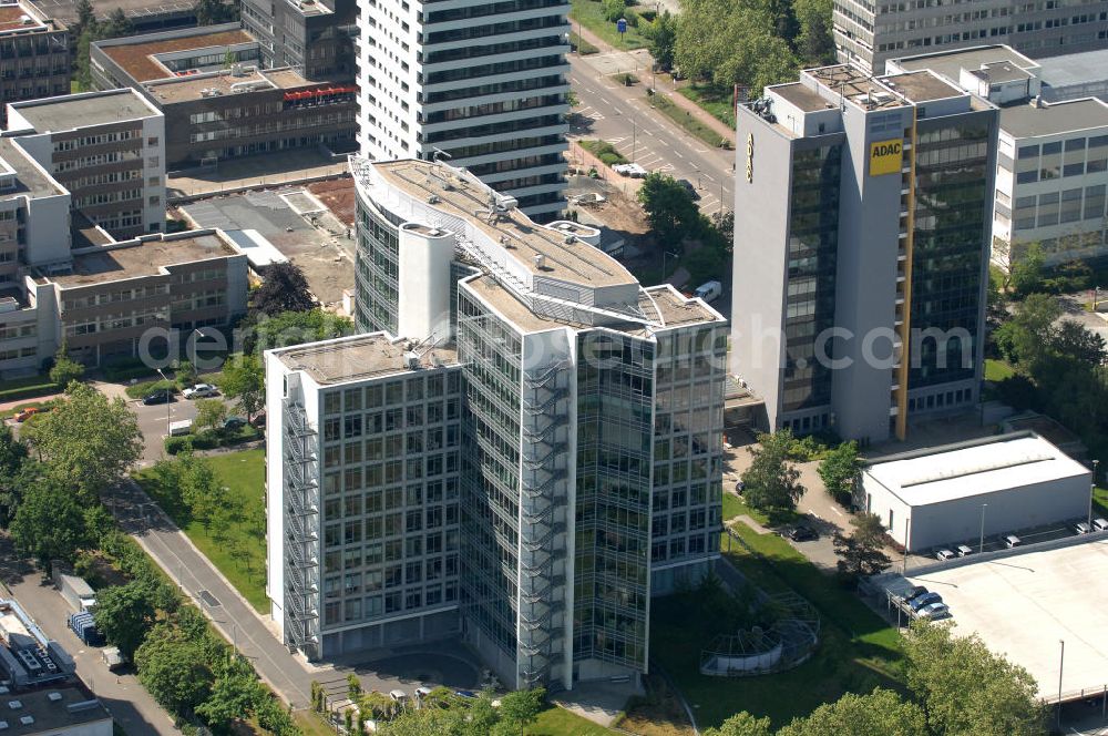 Frankfurt am Main from above - Blick auf das Büro- und Geschäftshaus Sigma an der Lyoner Straße 20 in Frankfurt-Niederrad an der A5. Eigentümer des modernen Hochhauses ist die Internationales Immobilien- Institut GmbH iii , ein Tochterunternehmen der HypoVereinsbank AG. View of the skyscraper Sigma in the Lyon Road 20 in Frankfurt-Niederrad on the A5. Ownership of the modern office building is the International Real Estate Institute iii , a subsidiary of HypoVereinsbank AG.