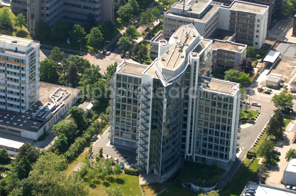 Frankfurt am Main from the bird's eye view: Blick auf das Büro- und Geschäftshaus Sigma an der Lyoner Straße 20 in Frankfurt-Niederrad an der A5. Eigentümer des modernen Hochhauses ist die Internationales Immobilien- Institut GmbH iii , ein Tochterunternehmen der HypoVereinsbank AG. View of the skyscraper Sigma in the Lyon Road 20 in Frankfurt-Niederrad on the A5. Ownership of the modern office building is the International Real Estate Institute iii , a subsidiary of HypoVereinsbank AG.