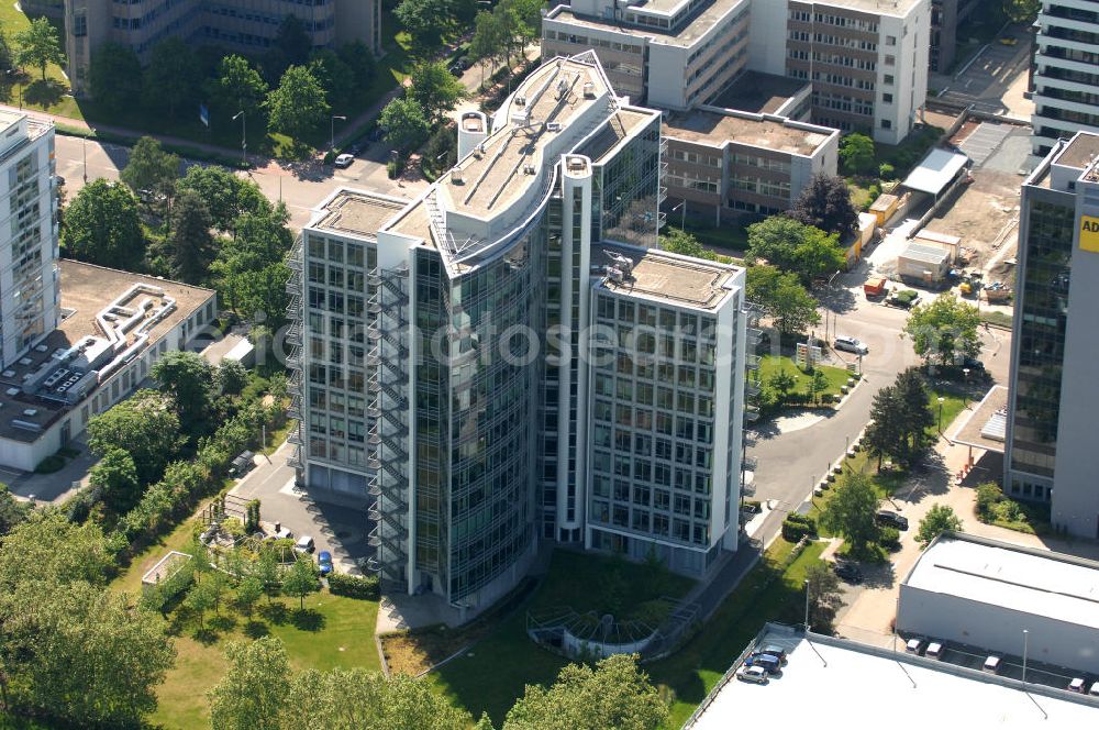 Aerial image Frankfurt am Main - Blick auf das Büro- und Geschäftshaus Sigma an der Lyoner Straße 20 in Frankfurt-Niederrad an der A5. Eigentümer des modernen Hochhauses ist die Internationales Immobilien- Institut GmbH iii , ein Tochterunternehmen der HypoVereinsbank AG. View of the skyscraper Sigma in the Lyon Road 20 in Frankfurt-Niederrad on the A5. Ownership of the modern office building is the International Real Estate Institute iii , a subsidiary of HypoVereinsbank AG.