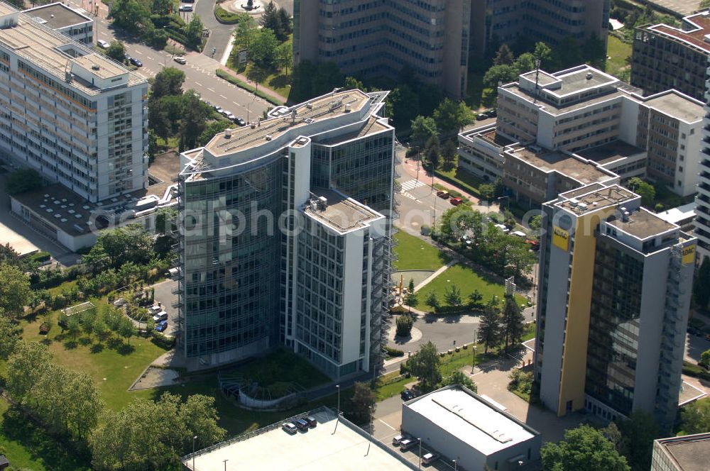 Aerial photograph Frankfurt am Main - Blick auf das Büro- und Geschäftshaus Sigma an der Lyoner Straße 20 in Frankfurt-Niederrad an der A5. Eigentümer des modernen Hochhauses ist die Internationales Immobilien- Institut GmbH iii , ein Tochterunternehmen der HypoVereinsbank AG. View of the skyscraper Sigma in the Lyon Road 20 in Frankfurt-Niederrad on the A5. Ownership of the modern office building is the International Real Estate Institute iii , a subsidiary of HypoVereinsbank AG.