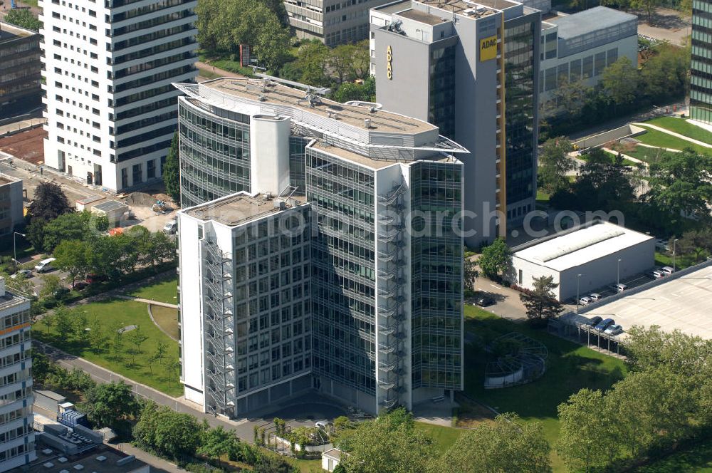 Frankfurt am Main from above - Blick auf das Büro- und Geschäftshaus Sigma an der Lyoner Straße 20 in Frankfurt-Niederrad an der A5. Eigentümer des modernen Hochhauses ist die Internationales Immobilien- Institut GmbH iii , ein Tochterunternehmen der HypoVereinsbank AG. View of the skyscraper Sigma in the Lyon Road 20 in Frankfurt-Niederrad on the A5. Ownership of the modern office building is the International Real Estate Institute iii , a subsidiary of HypoVereinsbank AG.