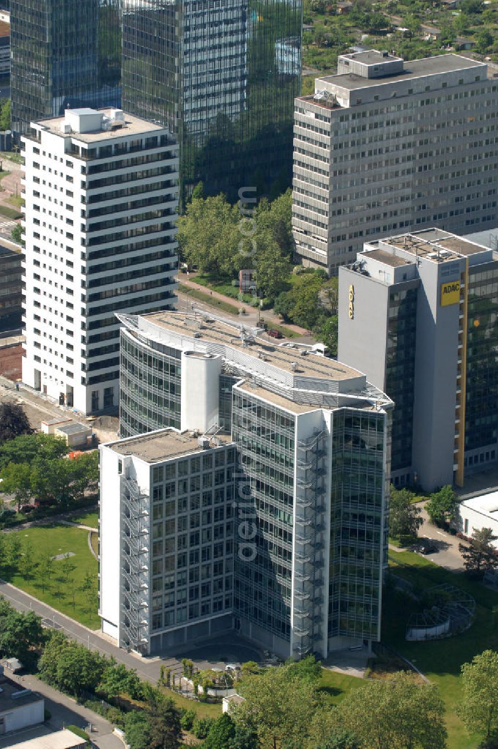 Frankfurt am Main from the bird's eye view: Blick auf das Büro- und Geschäftshaus Sigma an der Lyoner Straße 20 in Frankfurt-Niederrad an der A5. Eigentümer des modernen Hochhauses ist die Internationales Immobilien- Institut GmbH iii , ein Tochterunternehmen der HypoVereinsbank AG. View of the skyscraper Sigma in the Lyon Road 20 in Frankfurt-Niederrad on the A5. Ownership of the modern office building is the International Real Estate Institute iii , a subsidiary of HypoVereinsbank AG.