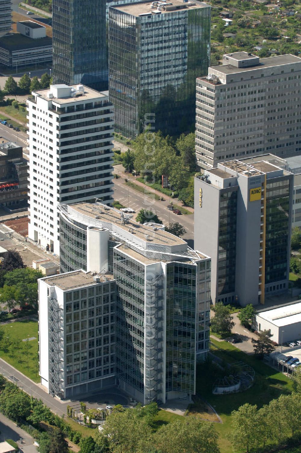 Aerial image Frankfurt am Main - Blick auf das Büro- und Geschäftshaus Sigma an der Lyoner Straße 20 in Frankfurt-Niederrad an der A5. Eigentümer des modernen Hochhauses ist die Internationales Immobilien- Institut GmbH iii , ein Tochterunternehmen der HypoVereinsbank AG. View of the skyscraper Sigma in the Lyon Road 20 in Frankfurt-Niederrad on the A5. Ownership of the modern office building is the International Real Estate Institute iii , a subsidiary of HypoVereinsbank AG.