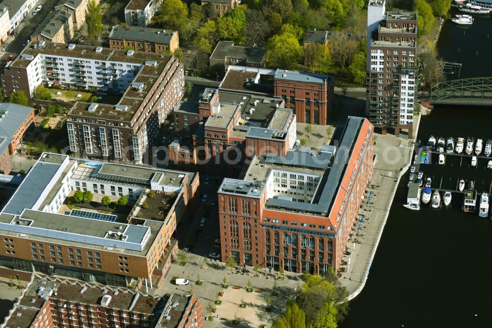 Aerial photograph Berlin - Office and business building Uferpalais between the brewery and Frieda-Arnheim-Promenade on the banks of the Havel in the district of Hakenfelde in Berlin, Germany