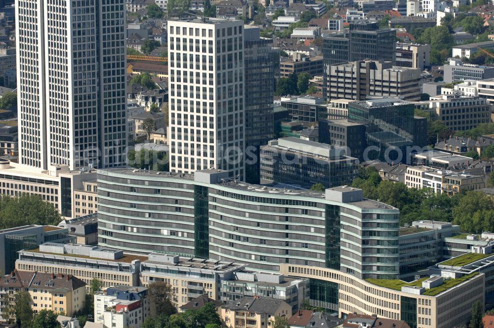 Frankfurt am Main from above - Blick auf das Büro- und Geschäftshaus Frankfurter Welle. Die Welle ist ein nach Plänen der JSK Architekten errichtetes dreiteiliges Gebäudeensemble im Stadtteil Westend-Süd. Derzeitiger Eigentümer des Komplexes ist die Argoneo Real Estate GmbH. View of the office and commercial Frankfurter Welle. The shaft is one built and designed by the architects JSK three-piece ensemble of buildings in the district Westend-South. The current owner of the complex is the argoneo Real Estate GmbH.