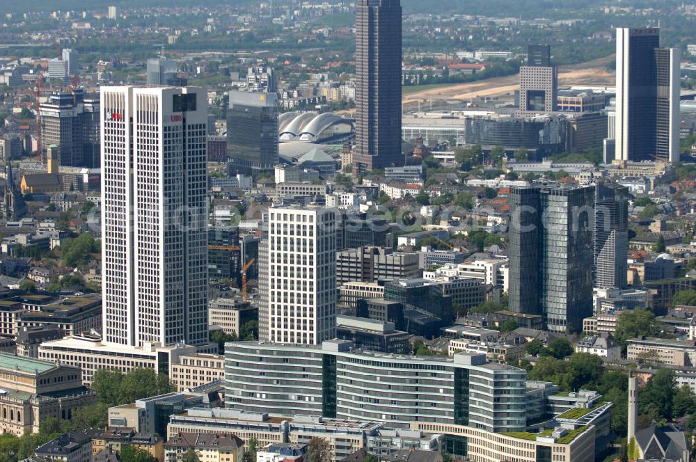 Frankfurt am Main from the bird's eye view: Blick auf das Büro- und Geschäftshaus Frankfurter Welle. Die Welle ist ein nach Plänen der JSK Architekten errichtetes dreiteiliges Gebäudeensemble im Stadtteil Westend-Süd. Derzeitiger Eigentümer des Komplexes ist die Argoneo Real Estate GmbH. View of the office and commercial Frankfurter Welle. The shaft is one built and designed by the architects JSK three-piece ensemble of buildings in the district Westend-South. The current owner of the complex is the argoneo Real Estate GmbH.