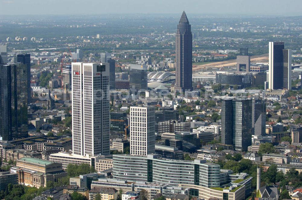 Frankfurt am Main from above - Blick auf das Büro- und Geschäftshaus Frankfurter Welle. Die Welle ist ein nach Plänen der JSK Architekten errichtetes dreiteiliges Gebäudeensemble im Stadtteil Westend-Süd. Derzeitiger Eigentümer des Komplexes ist die Argoneo Real Estate GmbH. View of the office and commercial Frankfurter Welle. The shaft is one built and designed by the architects JSK three-piece ensemble of buildings in the district Westend-South. The current owner of the complex is the argoneo Real Estate GmbH.