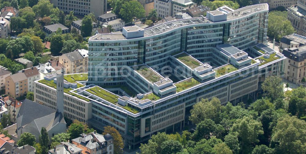 Frankfurt am Main from the bird's eye view: Blick auf das Büro- und Geschäftshaus Frankfurter Welle. Die Welle ist ein nach Plänen der JSK Architekten errichtetes dreiteiliges Gebäudeensemble im Stadtteil Westend-Süd. Derzeitiger Eigentümer des Komplexes ist die Argoneo Real Estate GmbH. View of the office and commercial Frankfurter Welle. The shaft is one built and designed by the architects JSK three-piece ensemble of buildings in the district Westend-South. The current owner of the complex is the argoneo Real Estate GmbH.