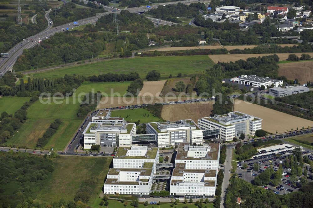 Aerial photograph Frankfurt am Main - Blick auf das Büro- und Geschäftshausareal an der Wilhem-Fey-Strasse / Flurscheideweg am Eschborner Dreieck im Stadtteil Sossenheim. Ein Projekt der UniCredit Group - vormals HVB Immobilien.