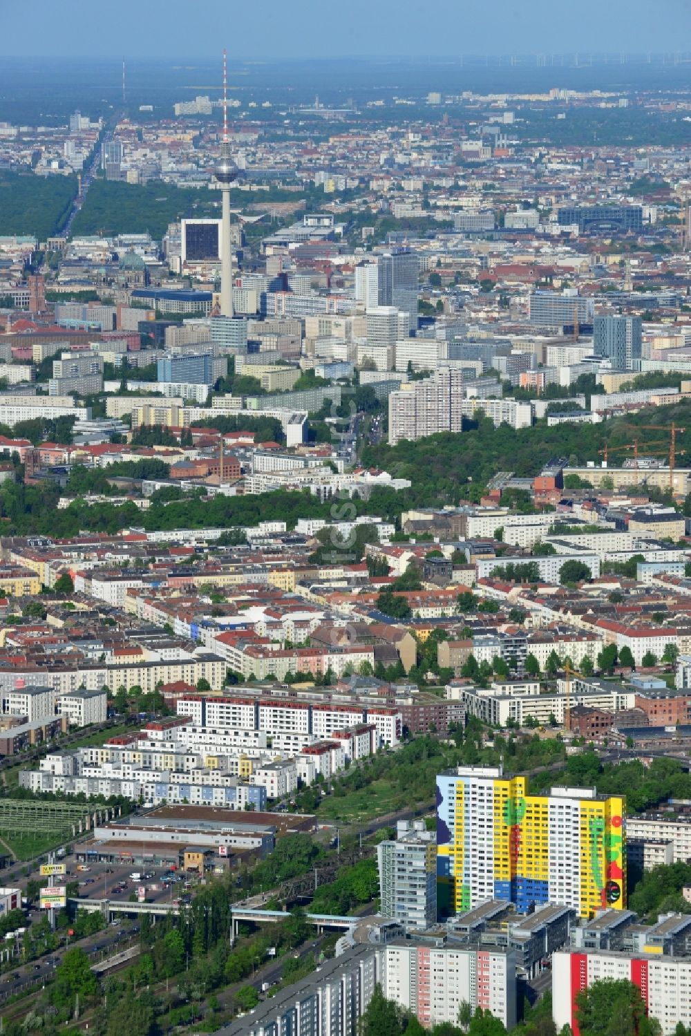 Berlin from the bird's eye view: Office and commercial building brain area Storkower arc of Jost Hurler investment and management company GmbH in Storkower Strasse in Berlin