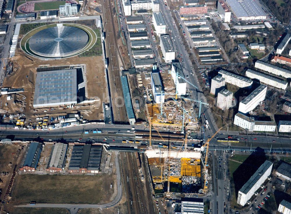 Berlin - Friedrichshain from the bird's eye view: Büro-und Geschäftshausbau Forum Landsberger Allee an der Landsberger Allee / Storkower Straße. Fa. Bauwert GmbH München bzw. Berlin 030, 2787290