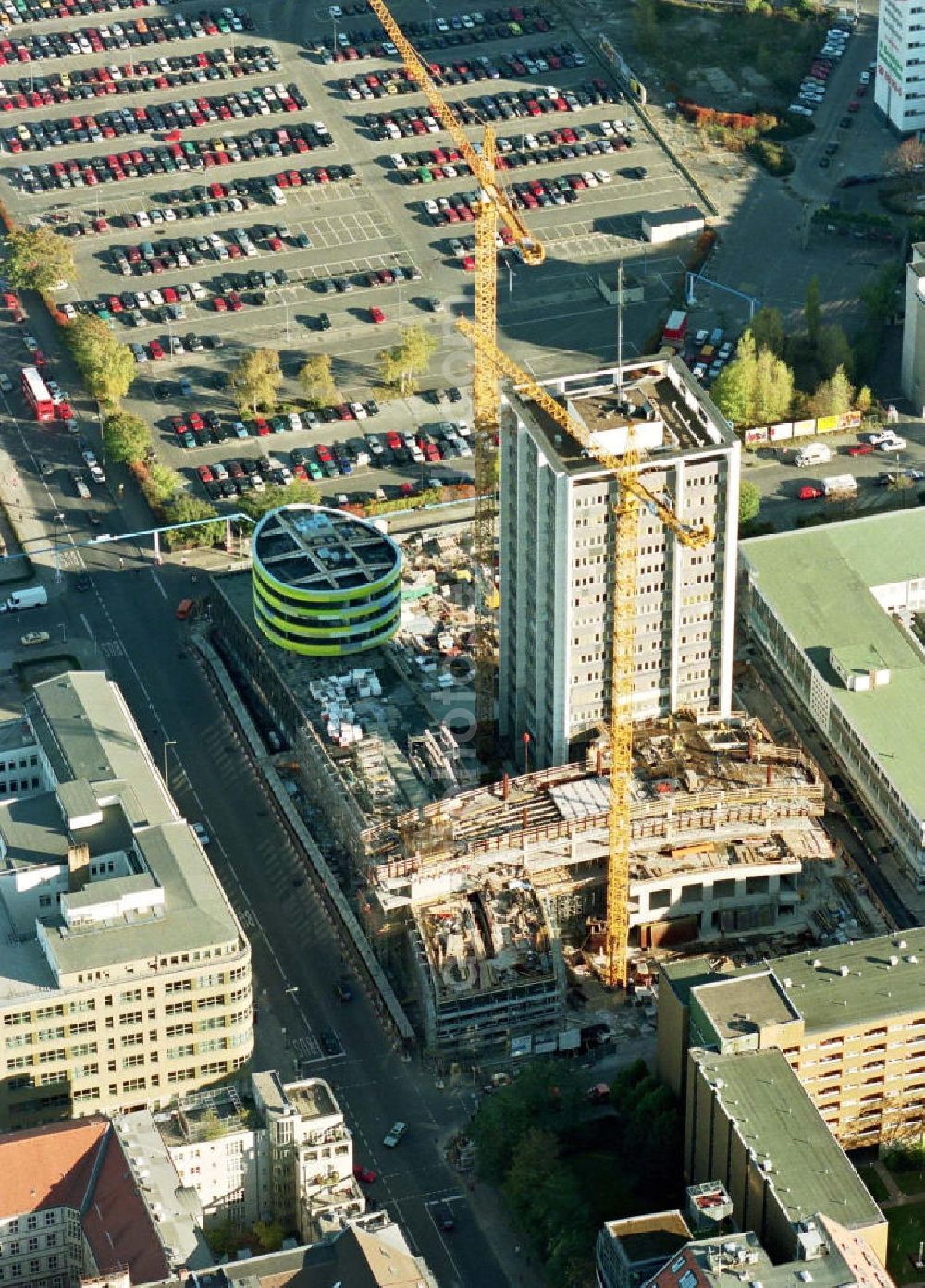 Berlin - Kreuzberg from the bird's eye view: Büro- und Geschäftshausbau an der Kreuzberger Kochstraße.